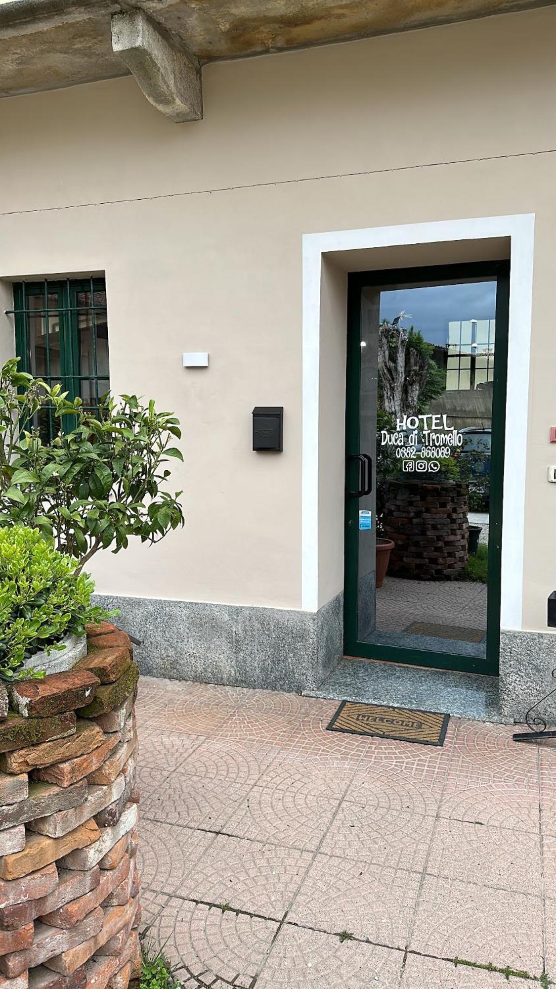 Hotel Duca Di Tromello Exteriör bild